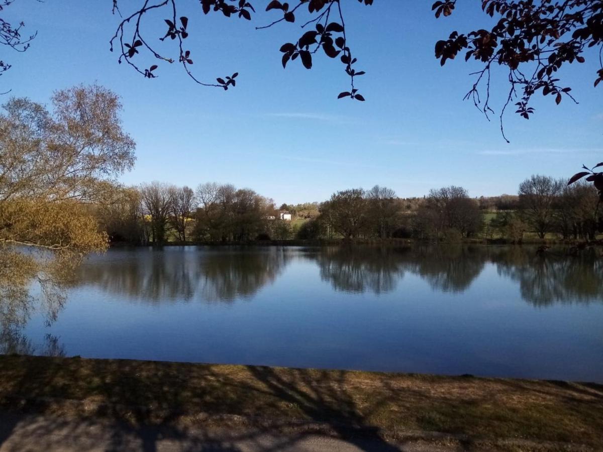 By The Lake La Trinite-Porhoet Luaran gambar